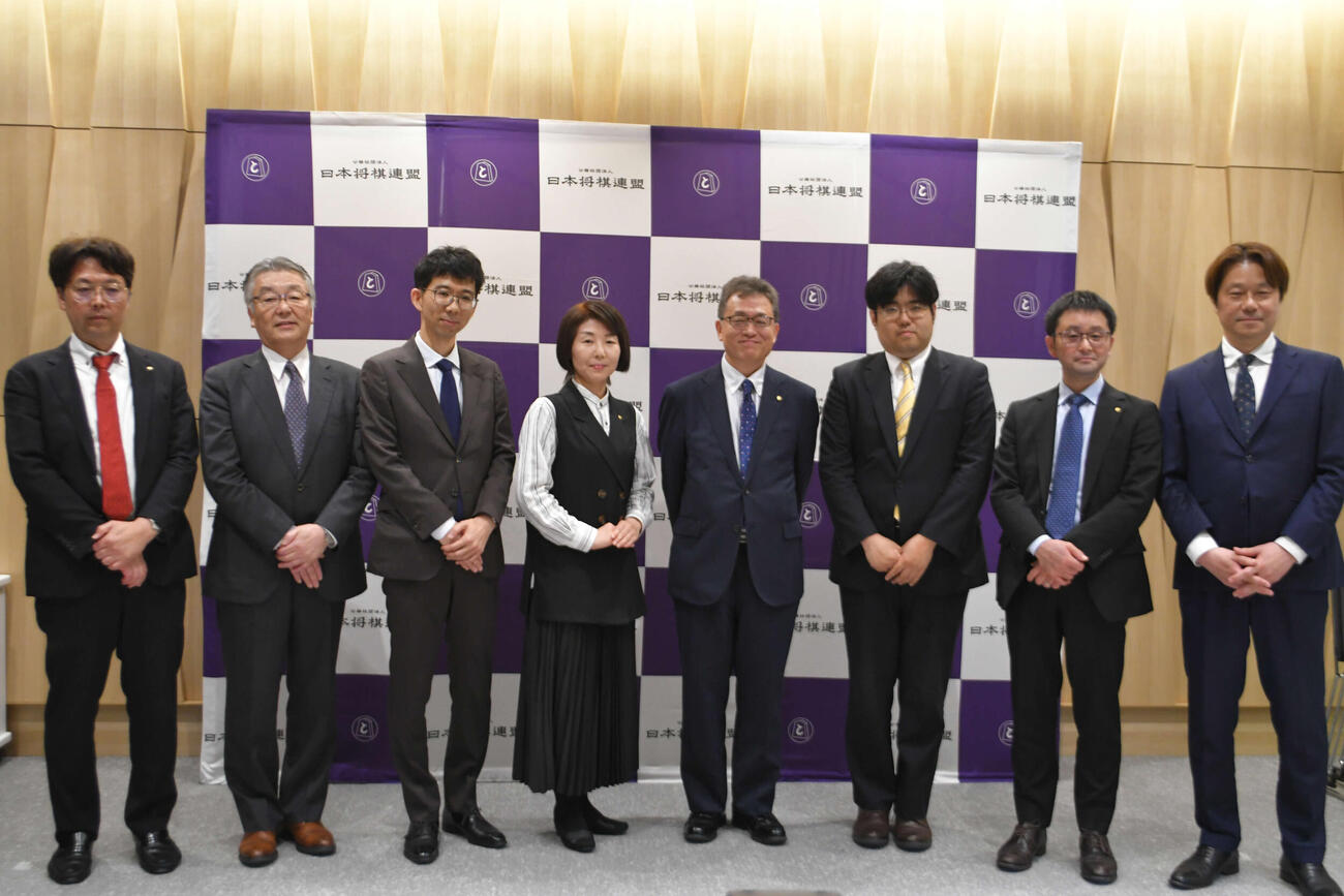 2025年6月、日本将棋連盟新役員に選ばれた森下卓九段、佐竹康峰氏、千葉幸生七段、清水市代会長、脇謙二九段、糸谷哲郎八段、片上大輔七段、瀬川晶司六段（左から）