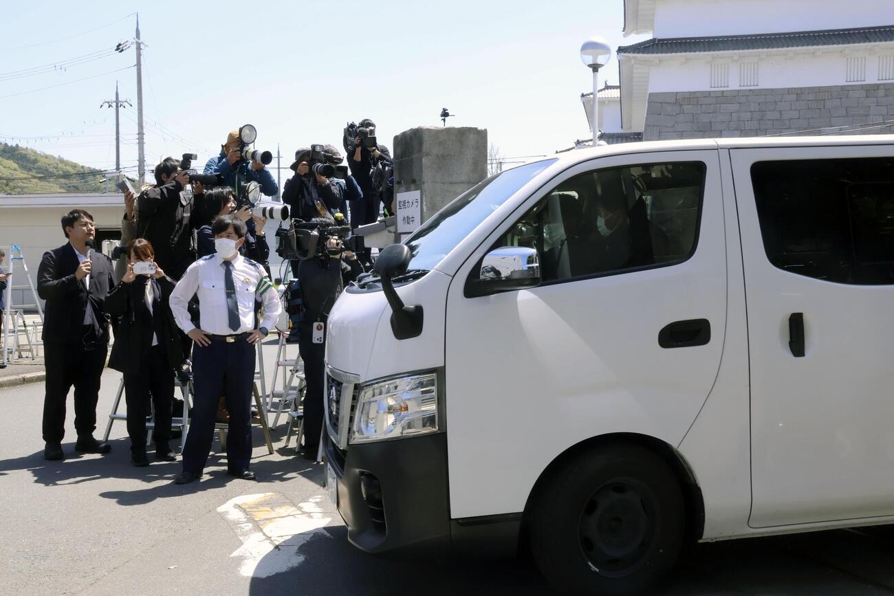 送検のため京都府警南丹署を出る安達優季容疑者を乗せた車両＝16日午後0時33分（共同）