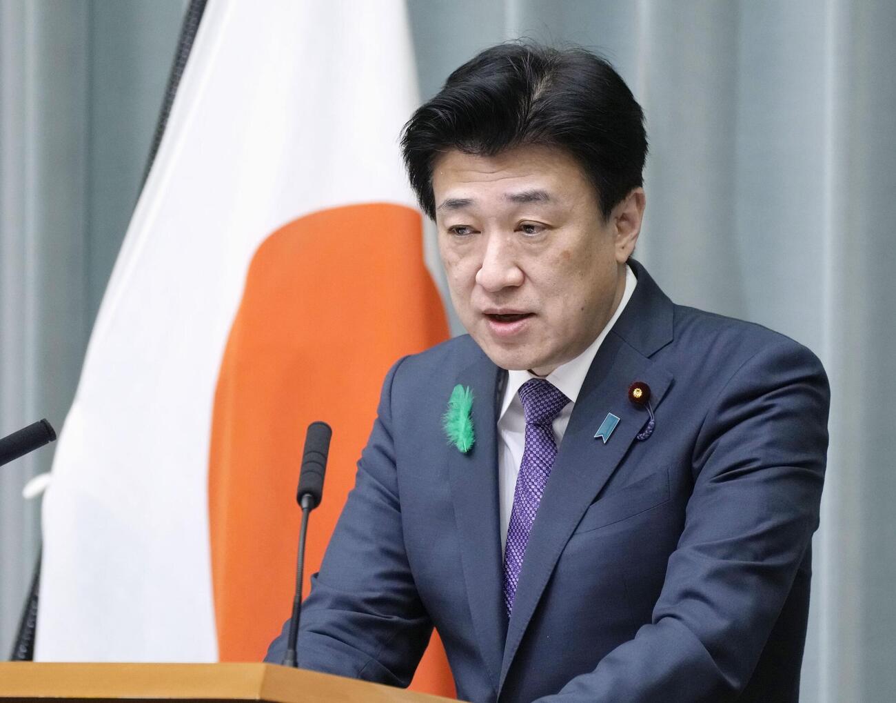 記者会見する木原官房長官（共同）