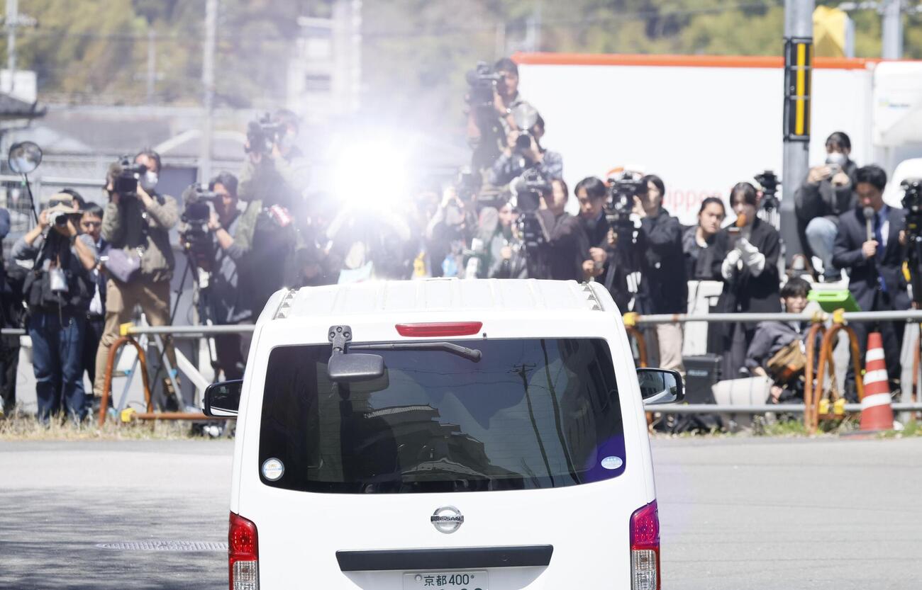 送検のため京都府警南丹署を出る安達優季容疑者を乗せた車両（共同）