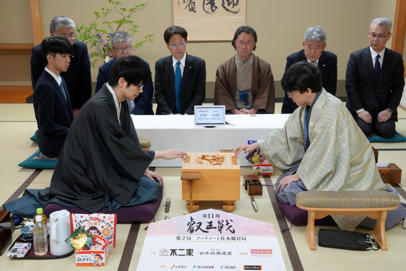 叡王戦5番勝負第2局に臨んだ斎藤慎太郎八段（左）伊藤匠叡王（日本将棋連盟提供）