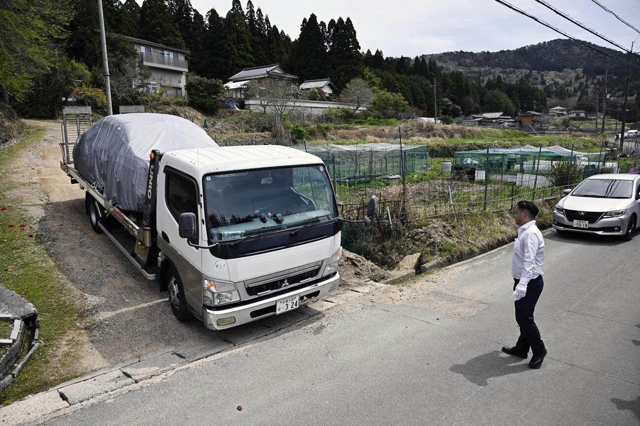 安達優季容疑者の自宅から運び出される車（17日、共同）