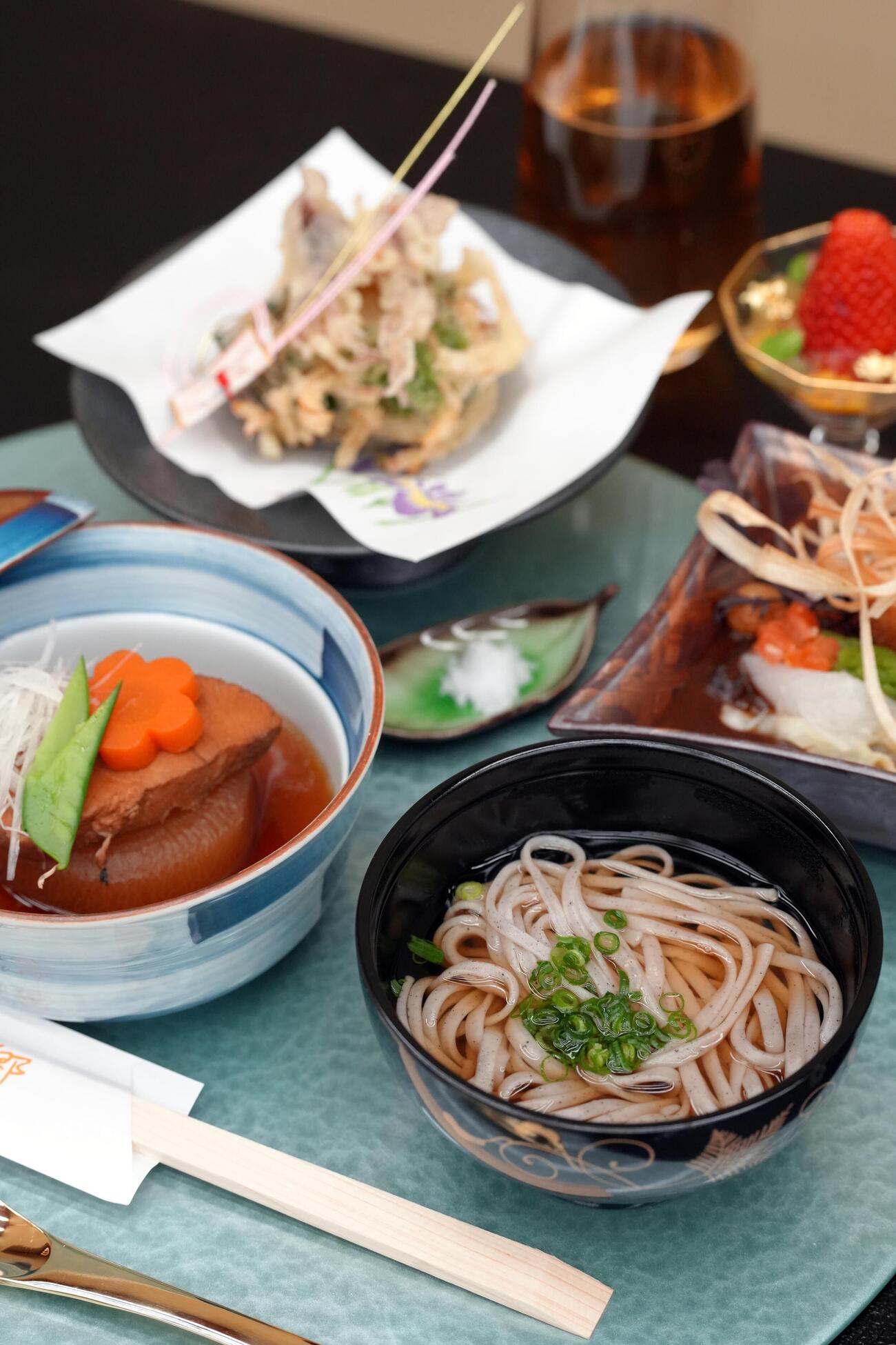 斎藤慎太郎八段の昼食「鰤大根と温かい加賀黒米うどん」「ミニアパ社長カレーロールカツ春野菜添え」（日本将棋連盟提供）