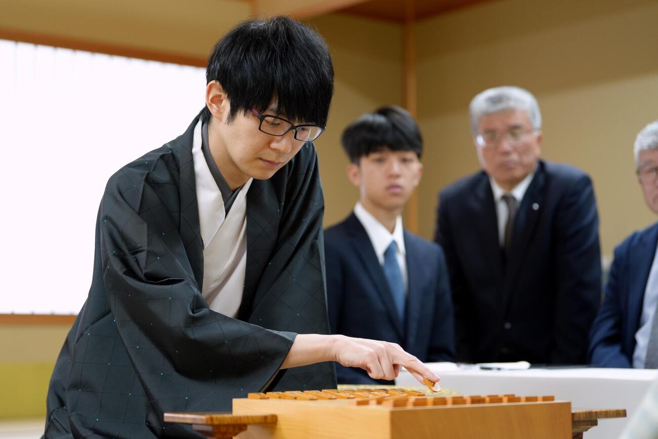 叡王戦5番勝負第2局に臨んだ斎藤慎太郎八段（日本将棋連盟提供）