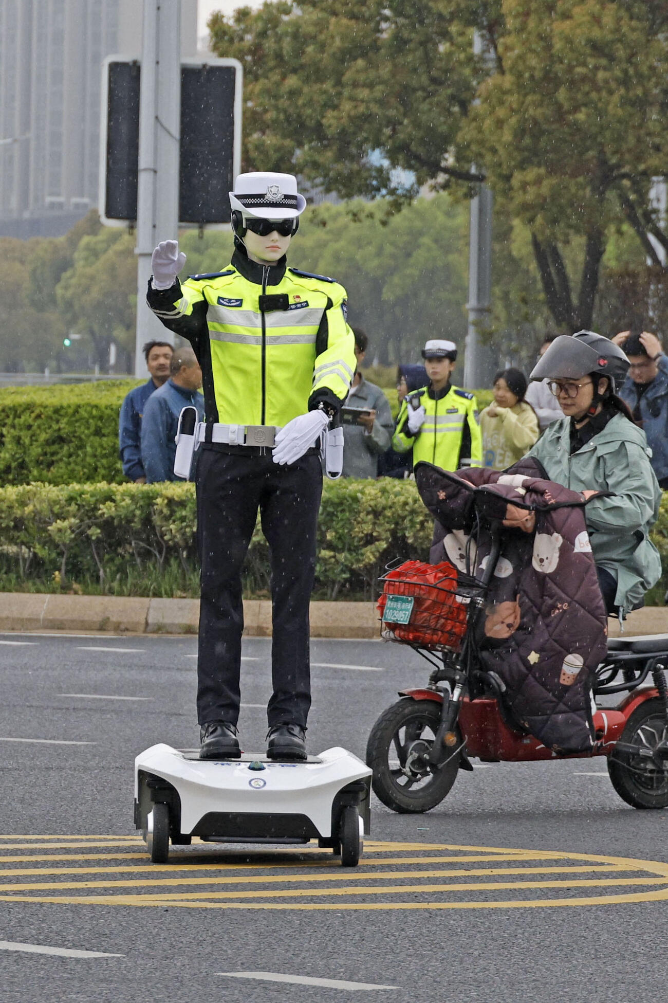 中国江蘇省常州市の交差点で交通整理をするロボット警察官（共同）