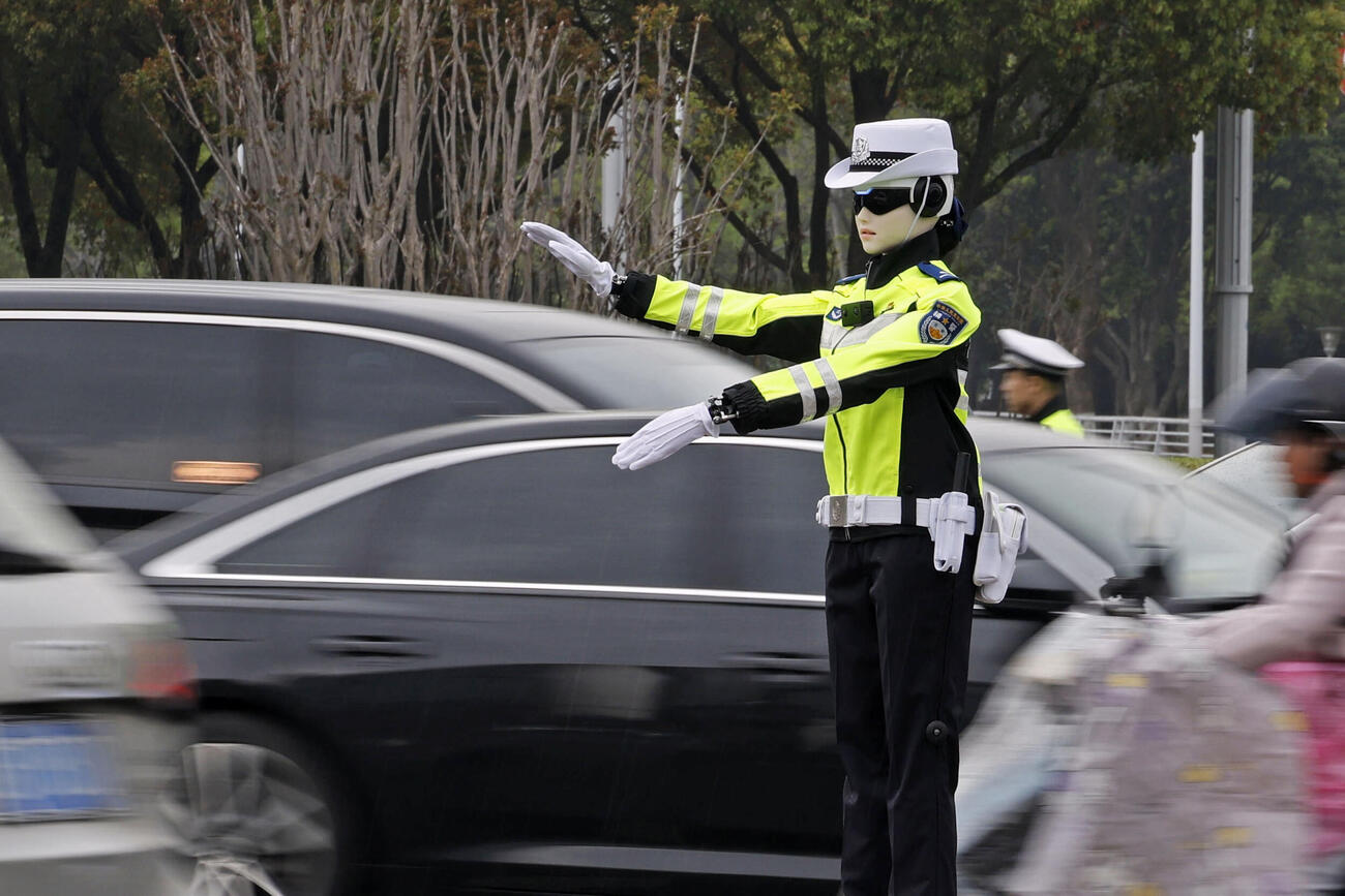 中国江蘇省常州市の交差点で交通整理をするロボット警察官（共同）