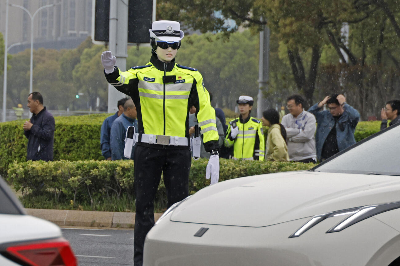 中国江蘇省常州市の交差点で交通整理をするロボット警察官（共同）