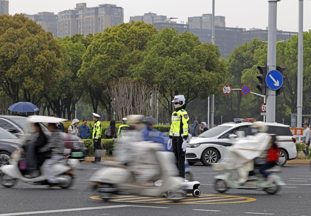 中国江蘇省常州市の交差点で交通整理をするロボット警察官（共同）