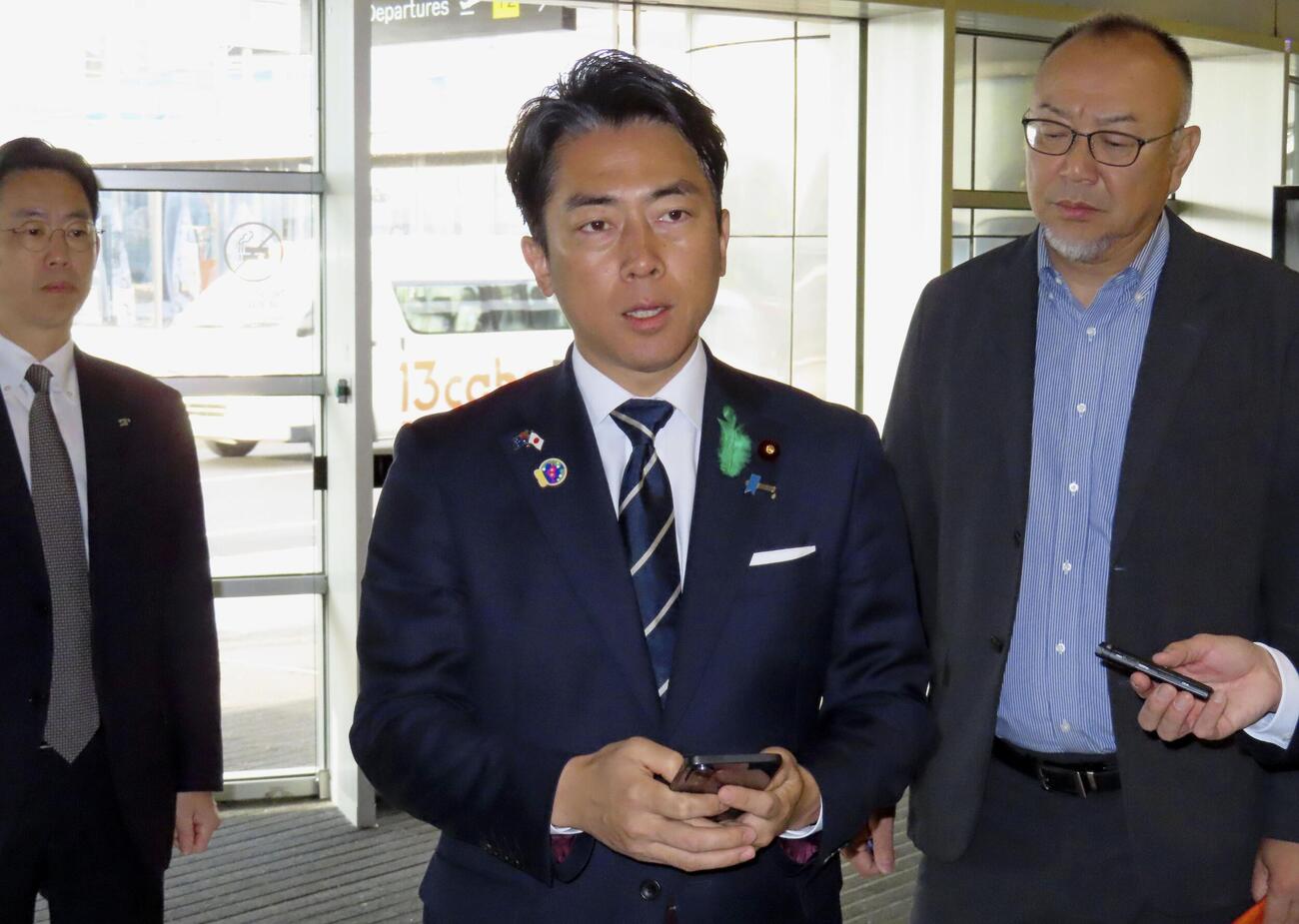 北朝鮮から弾道ミサイルの可能性があるものが発射されたのを受け、記者団の取材に応じる小泉防衛相（共同）