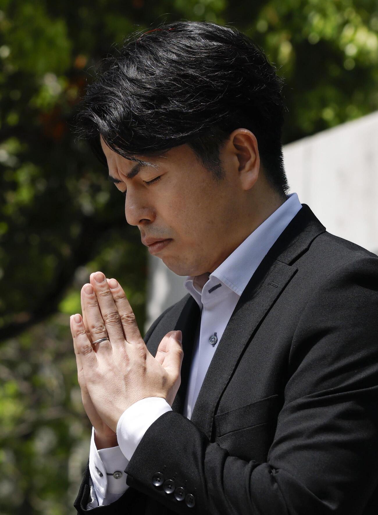 乗用車暴走事故から7年となり、慰霊碑に向かい手を合わせる松永拓也さん（共同）