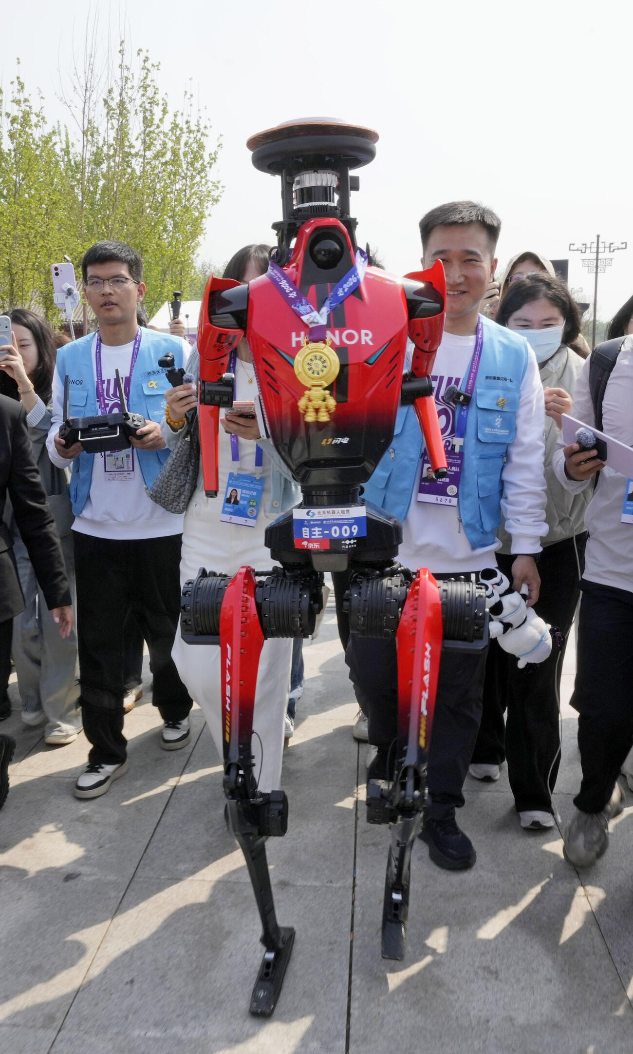 ハーフマラソン大会で優勝した人型ロボット（共同）