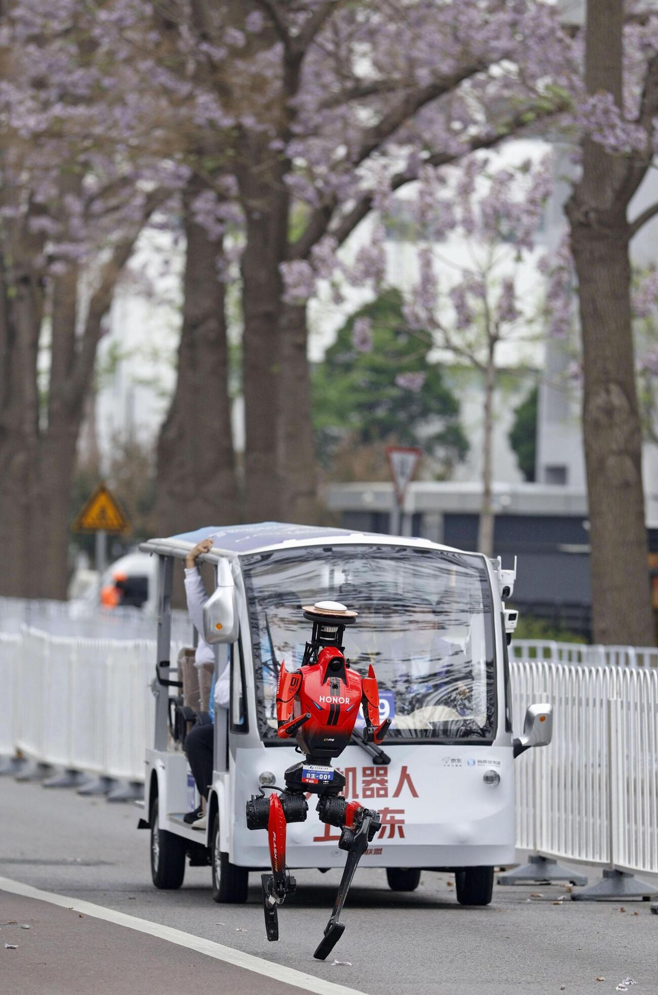 ハーフマラソン大会で走る、優勝した人型ロボット（共同）