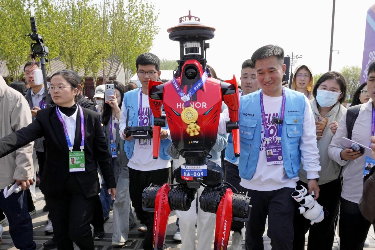 ハーフマラソン大会で優勝した人型ロボット（共同）