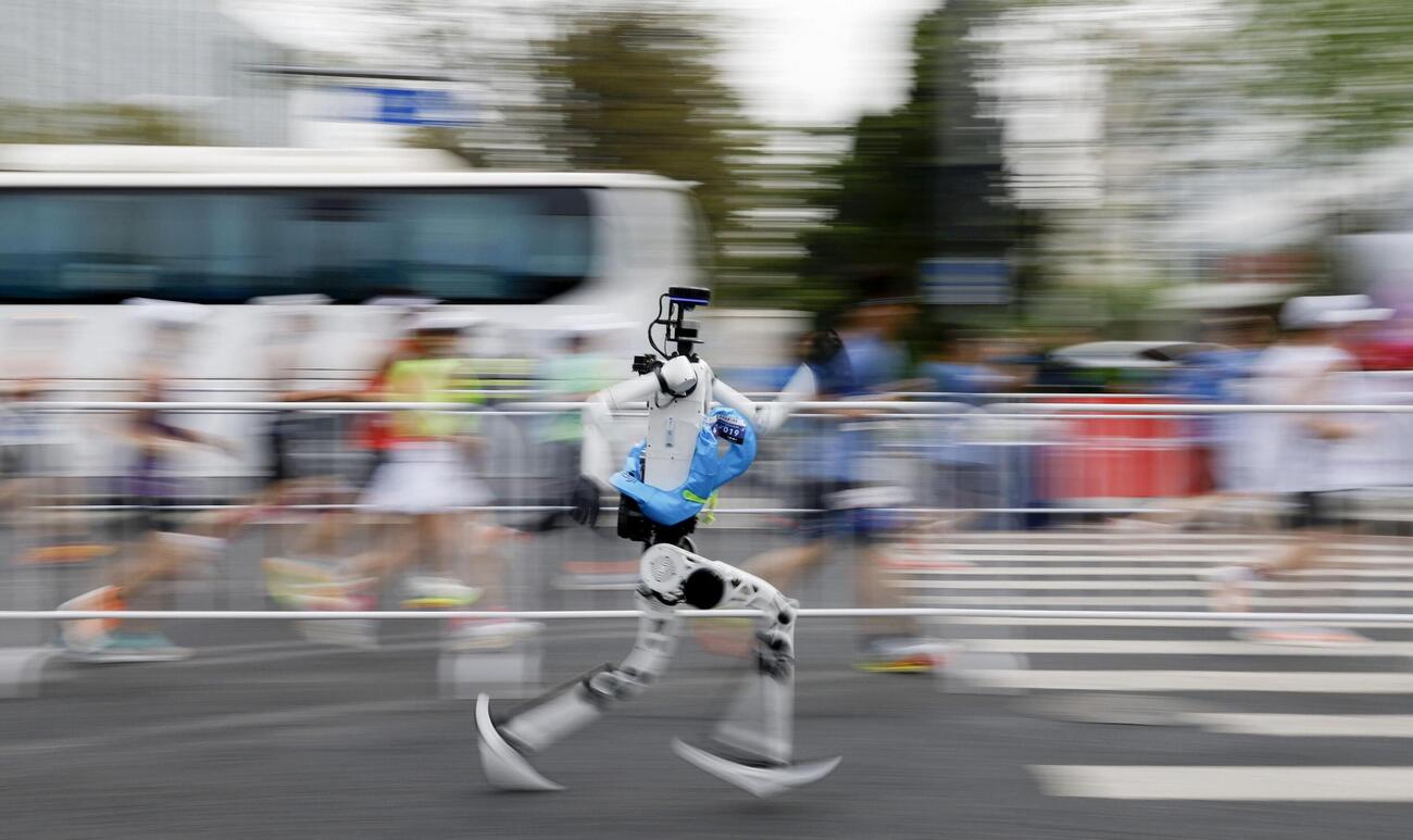 ハーフマラソン大会で走る人型ロボット（共同）