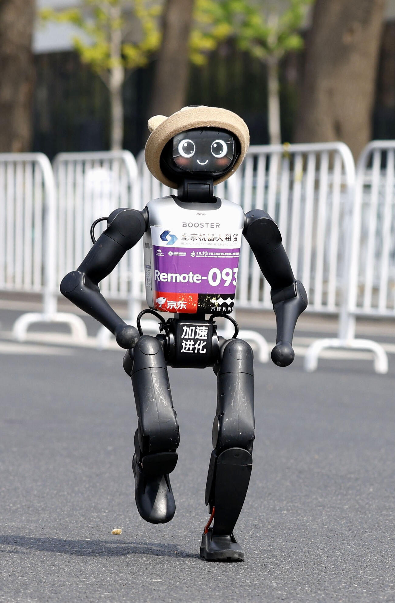 ハーフマラソン大会で走る人型ロボット（共同）