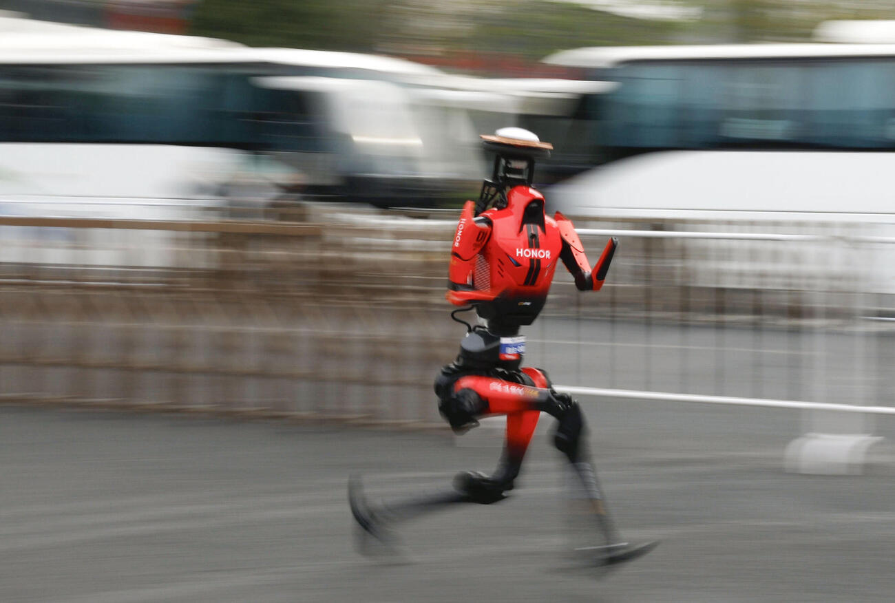 ハーフマラソン大会で走る、優勝した人型ロボット（共同）