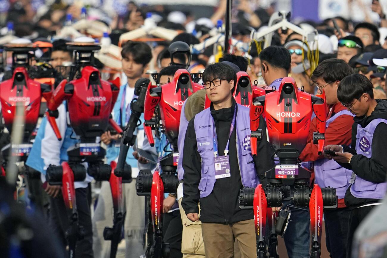 ハーフマラソン大会でスタートを待つ人型ロボット（共同）