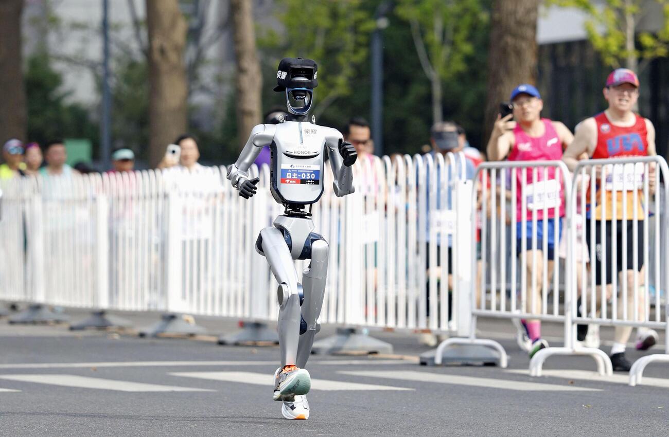 ハーフマラソン大会で走る人型ロボット（共同）