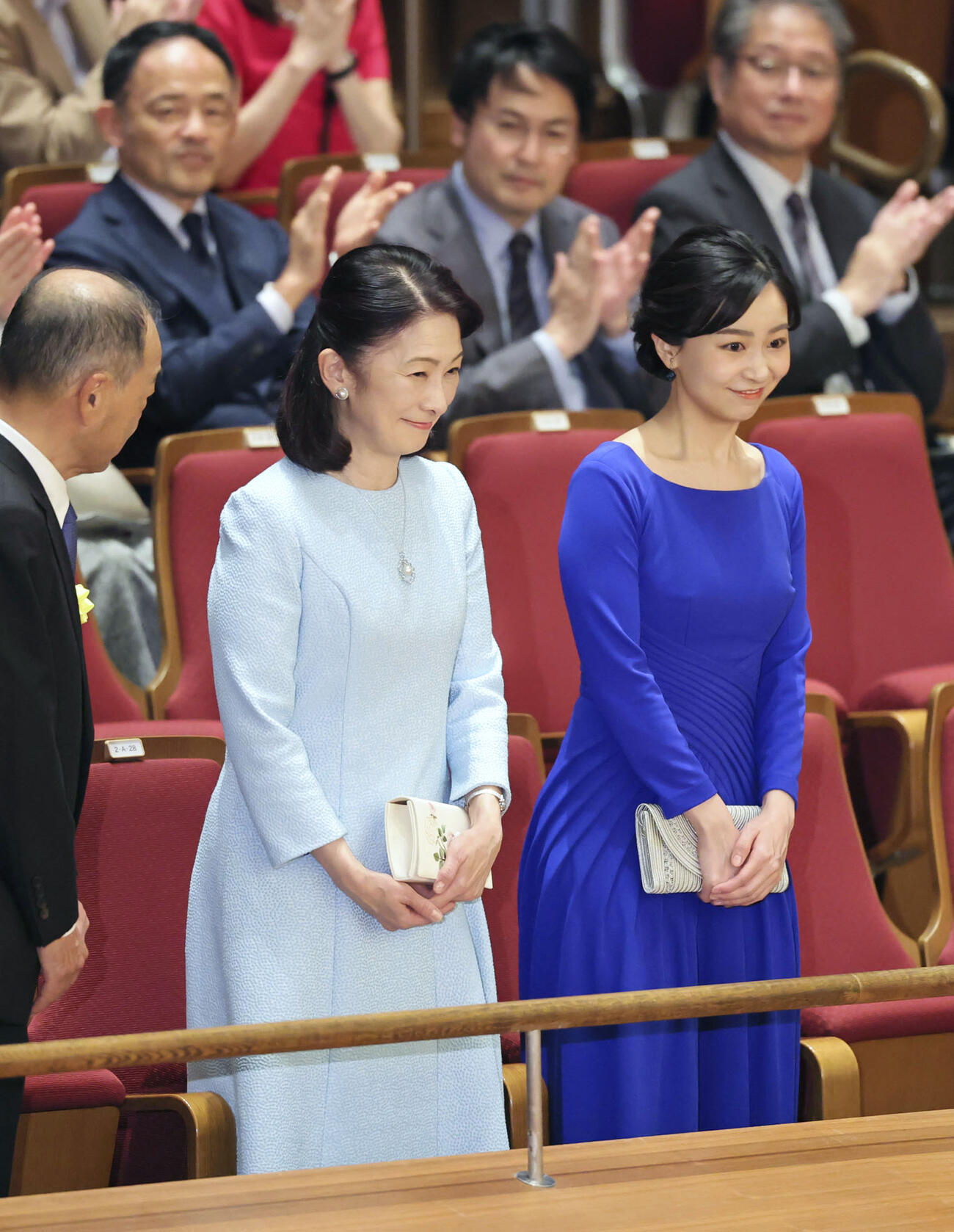 「がん患者さんが歌う第九チャリティーコンサート」の会場に到着された秋篠宮妃紀子さまと次女佳子さま（代表撮影）