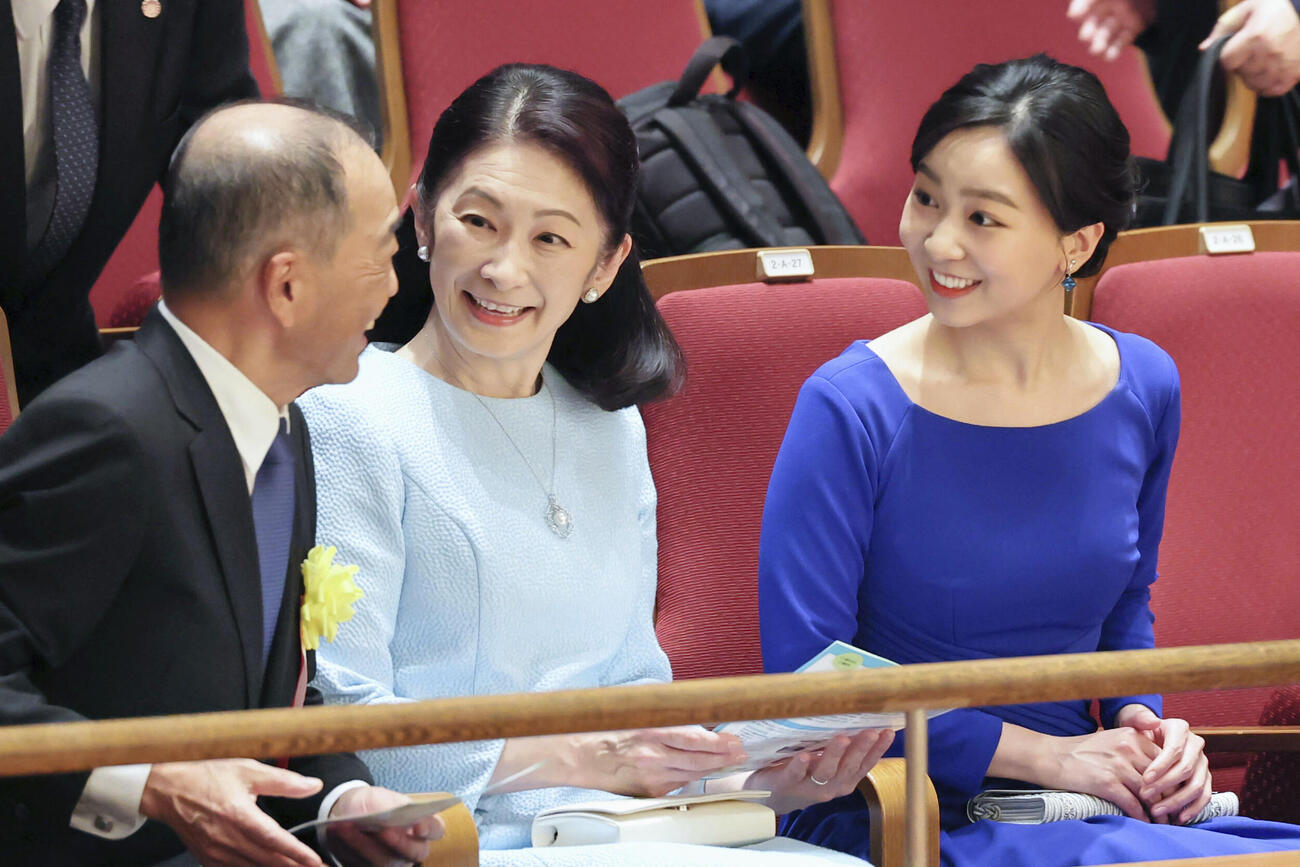 「がん患者さんが歌う第九チャリティーコンサート」の会場に到着された秋篠宮妃紀子さまと次女佳子さま（代表撮影）