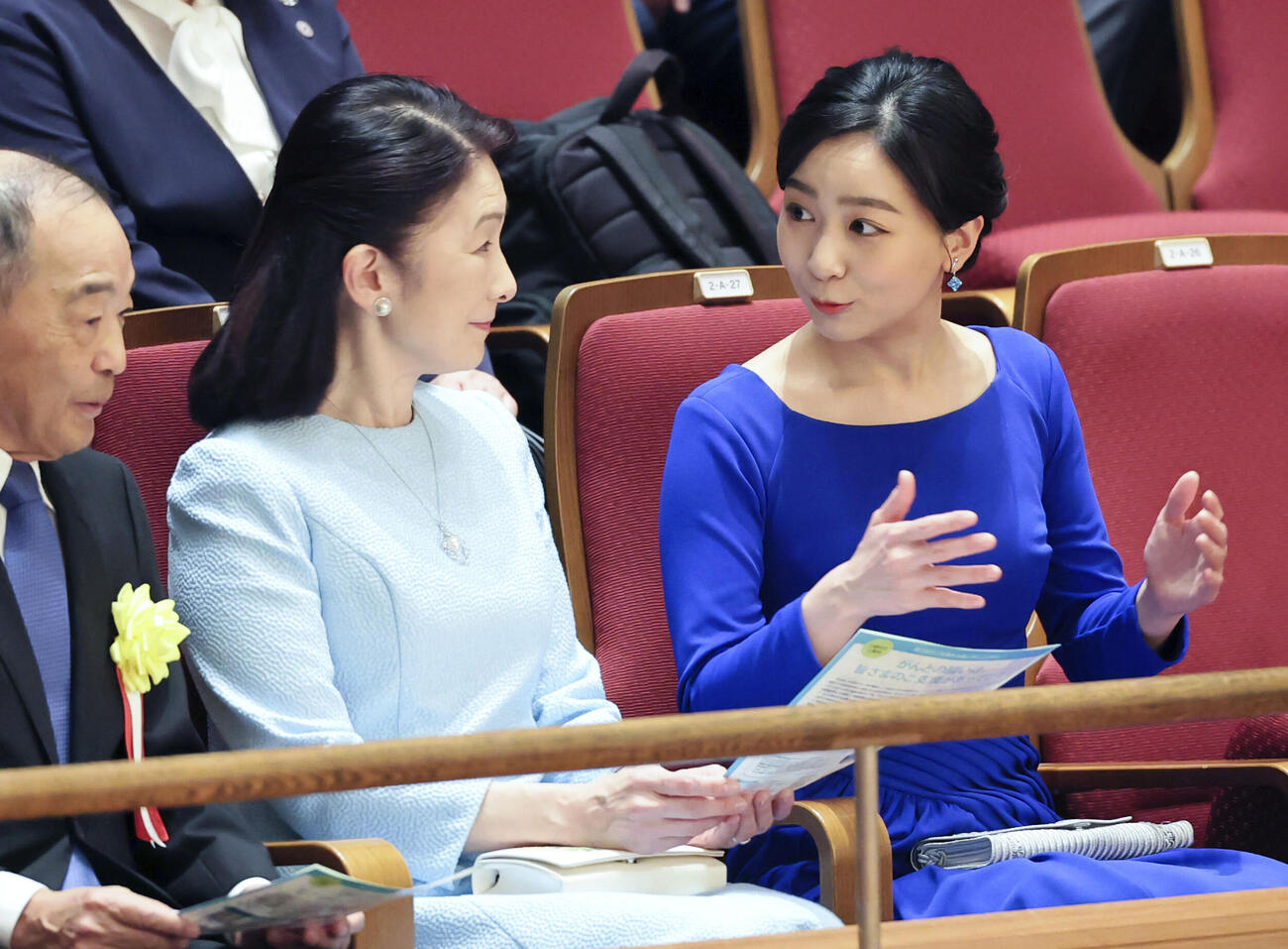 「がん患者さんが歌う第九チャリティーコンサート」の会場に到着された秋篠宮妃紀子さまと次女佳子さま（代表撮影）