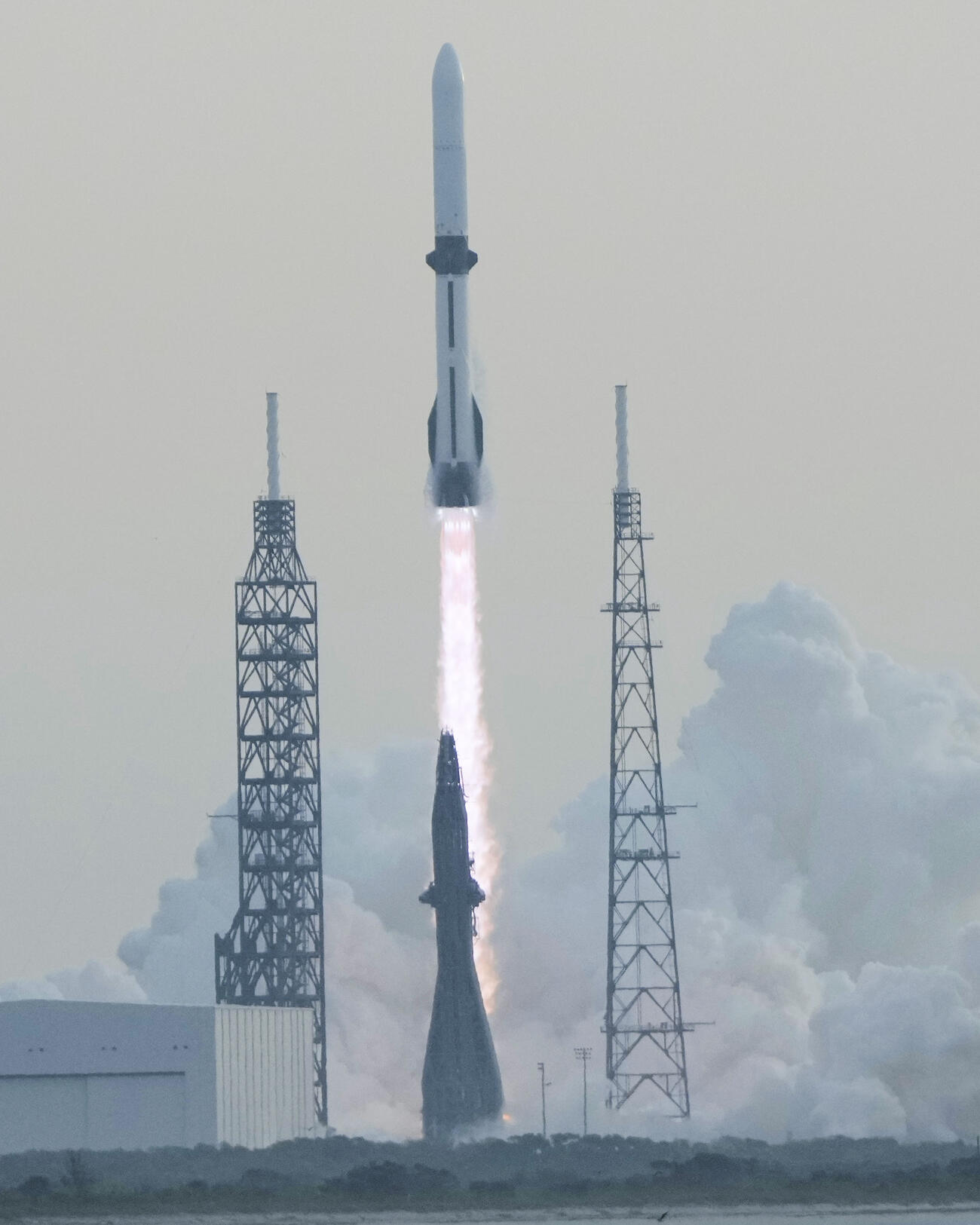 打ち上げられた大型ロケット「ニューグレン」＝19日、米南部フロリダ州（AP＝共同）