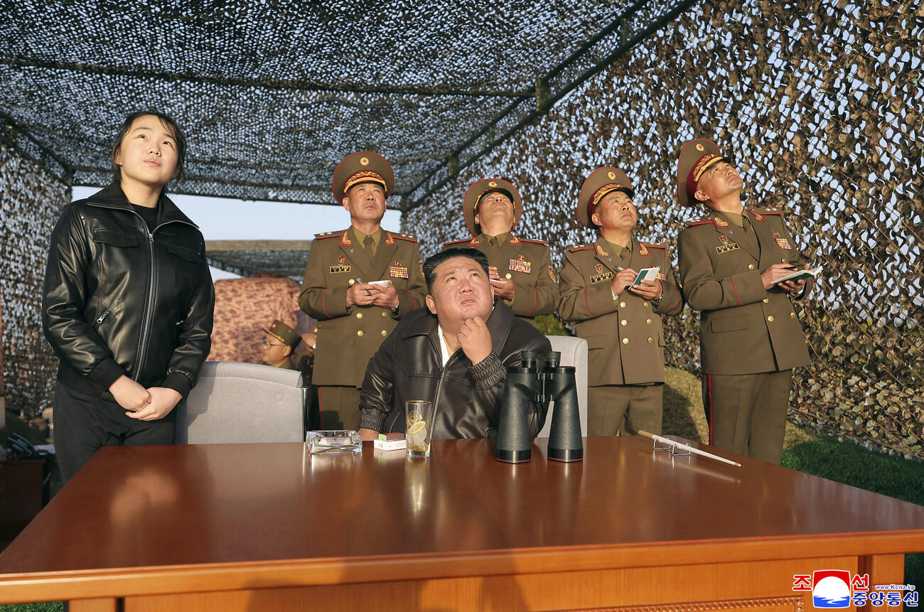 ミサイル総局が実施した戦術弾道ミサイルの試射を視察する北朝鮮の金正恩朝鮮労働党総書記（手前右）と娘（同左）（朝鮮中央通信＝共同）