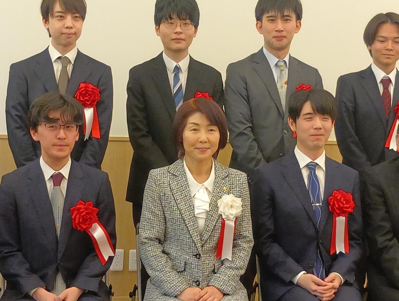 第53回将棋大賞表彰式に出席した伊藤匠2冠、日本将棋連盟・清水市代会長、藤井聡太6冠（前列左から）、齊籐優希四段、藤本渚七段、小山怜央四段、吉池隆真四段（後列左から）