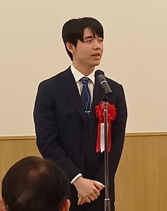第53回将棋大賞表彰式であいさつをする藤井聡太6冠