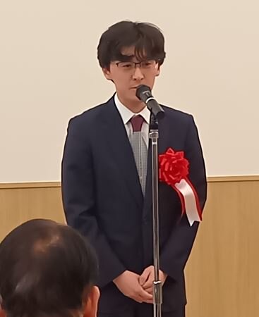 昇段者免状授与式で代表としてあいさつする伊藤匠九段（叡王・王座）