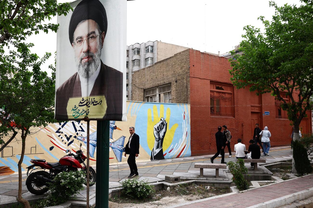 イラン・テヘランで、街頭に掲げられた最高指導者モジタバ・ハメネイ師の肖像＝20日（WANA提供、ロイター＝共同）