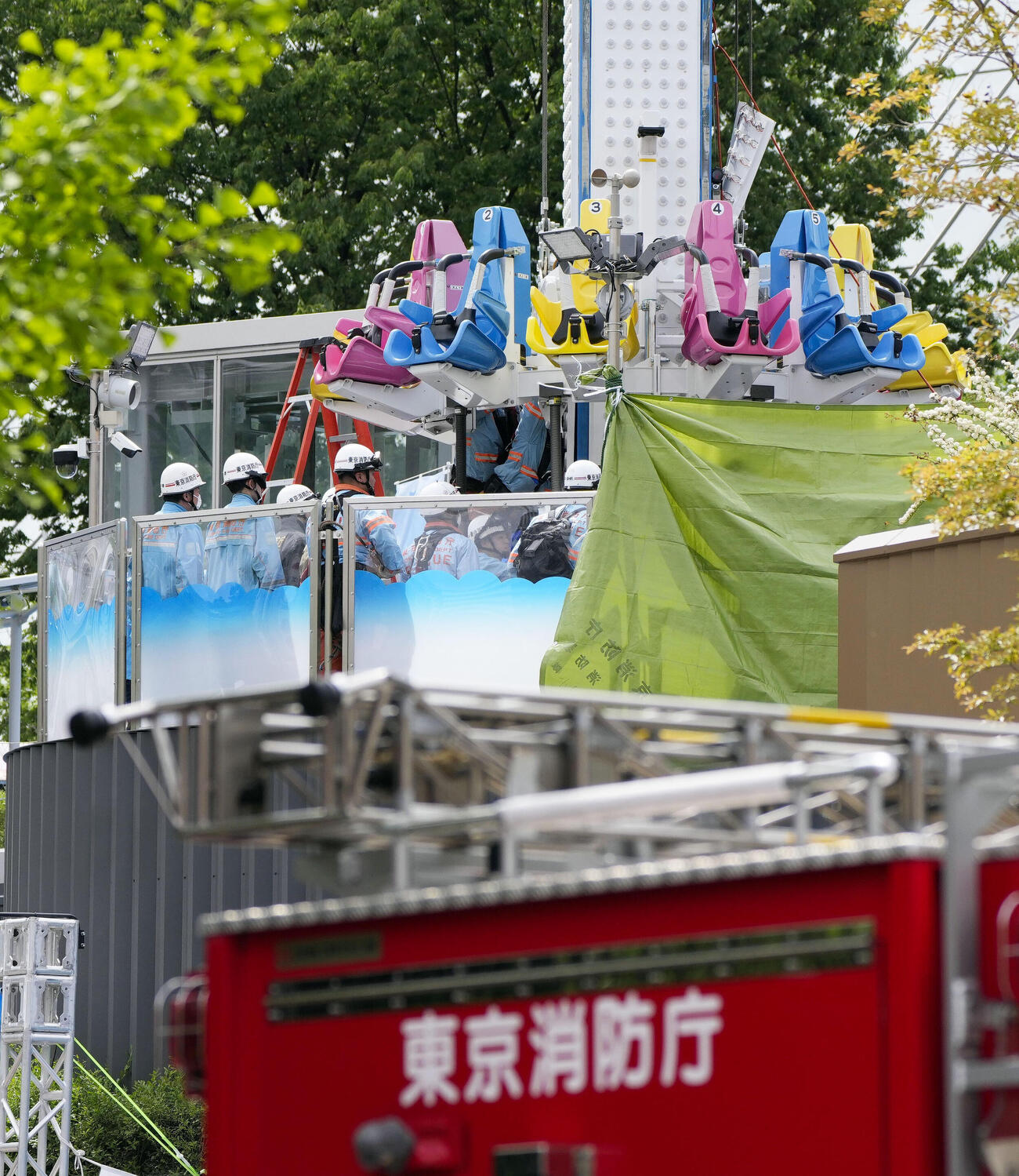 転落事故があった東京ドームシティの遊具付近で活動する消防隊員ら（共同）