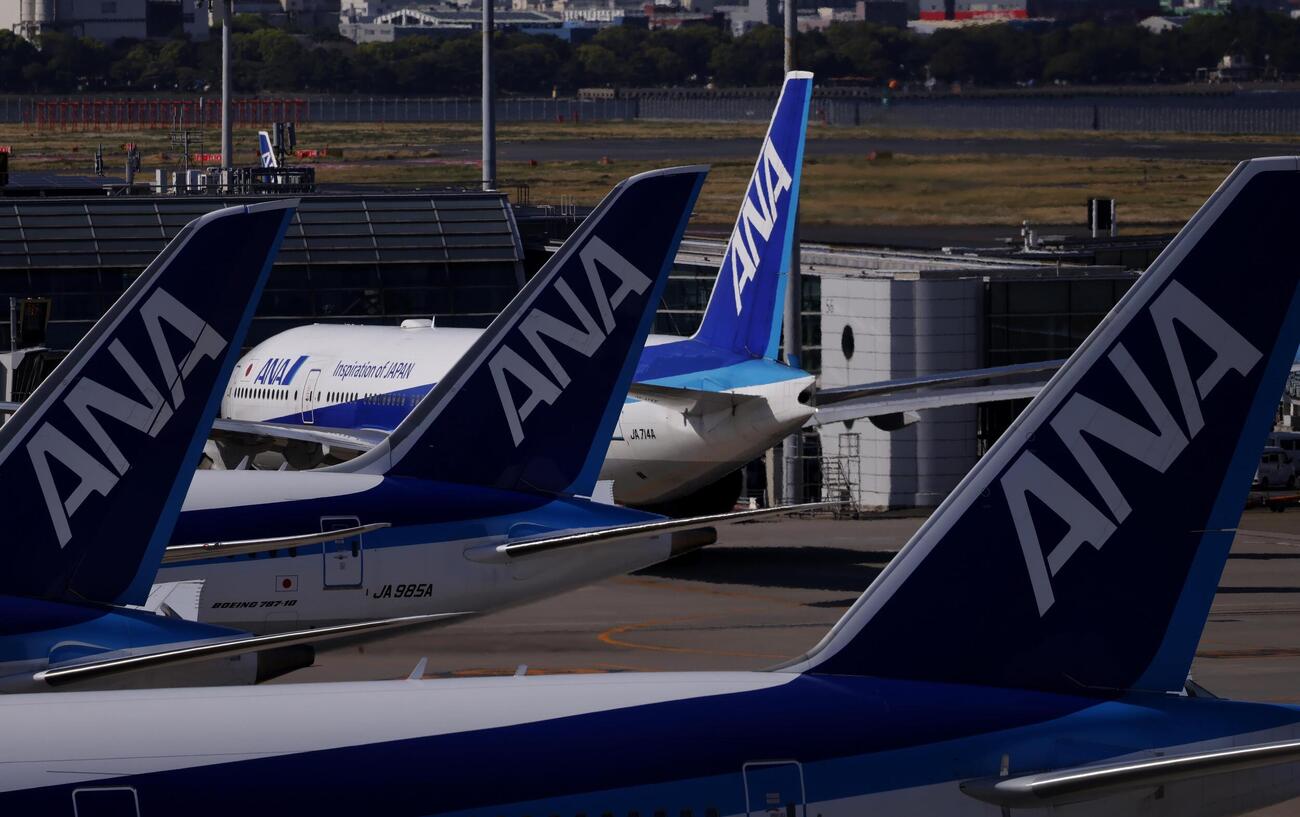 全日本空輸の航空機＝12日、羽田空港（共同）
