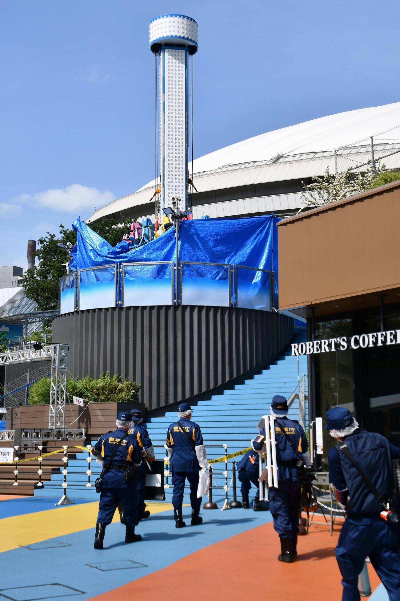 「東京ドームシティアトラクションズ」での死亡事故を受け、現場検証に向かう警視庁の捜査員（共同）