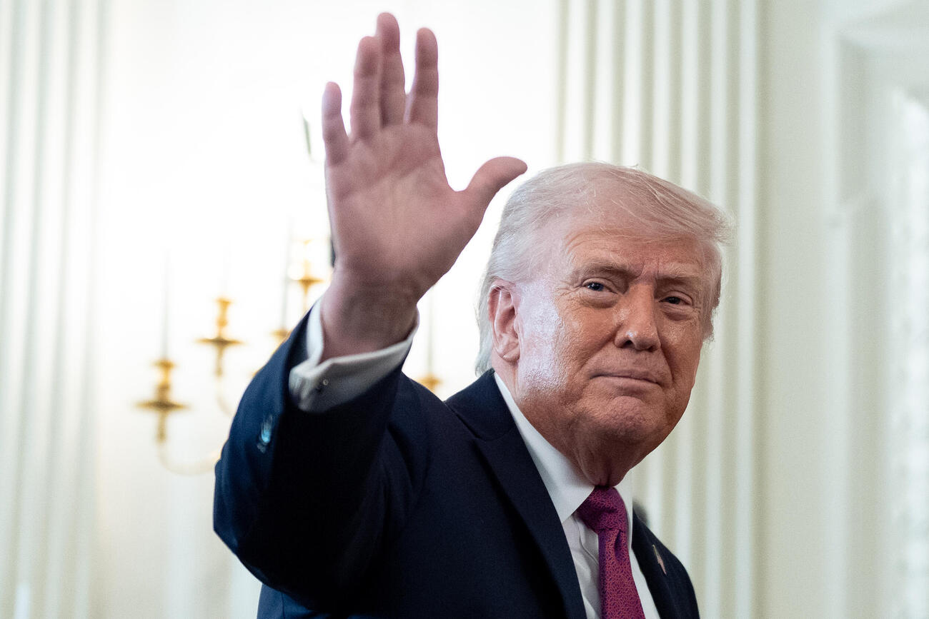 手を振るトランプ米大統領＝21日、ワシントンのホワイトハウス（AP＝共同）