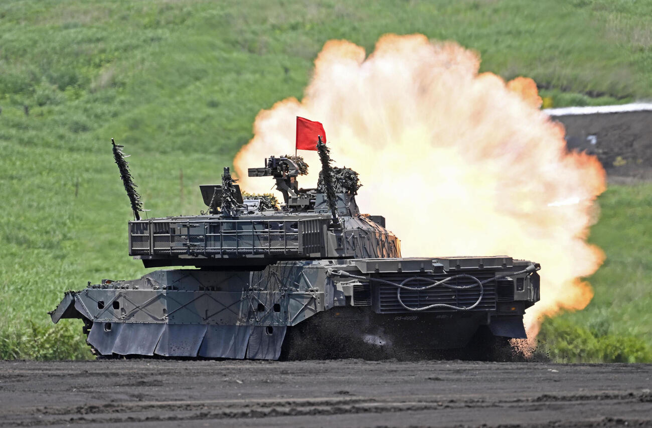 陸上自衛隊の10式戦車＝2022年5月、静岡県の東富士演習場（共同）