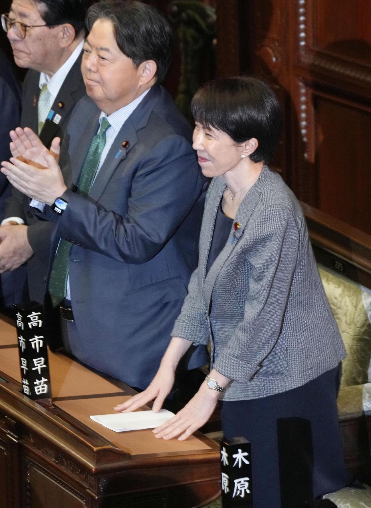 衆院本会議で「国家情報会議」創設法案が可決され、笑顔を見せる高市首相（手前）＝23日午後（共同）