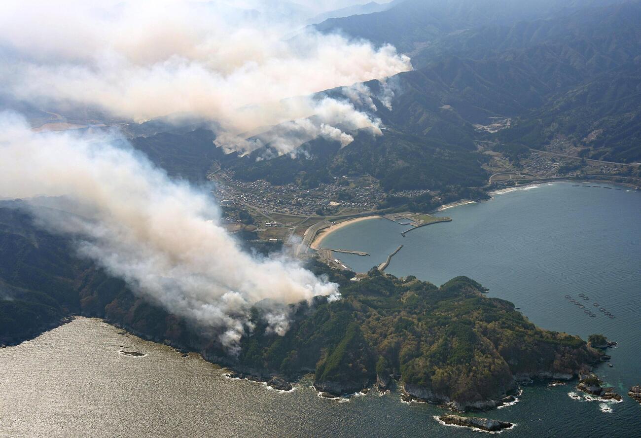 白煙が上がる岩手県大槌町の山林火災現場＝24日午後（共同通信社機から）(共同)