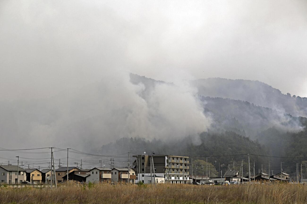 火災で煙が上がる岩手県大槌町の山林＝24日午前(共同)