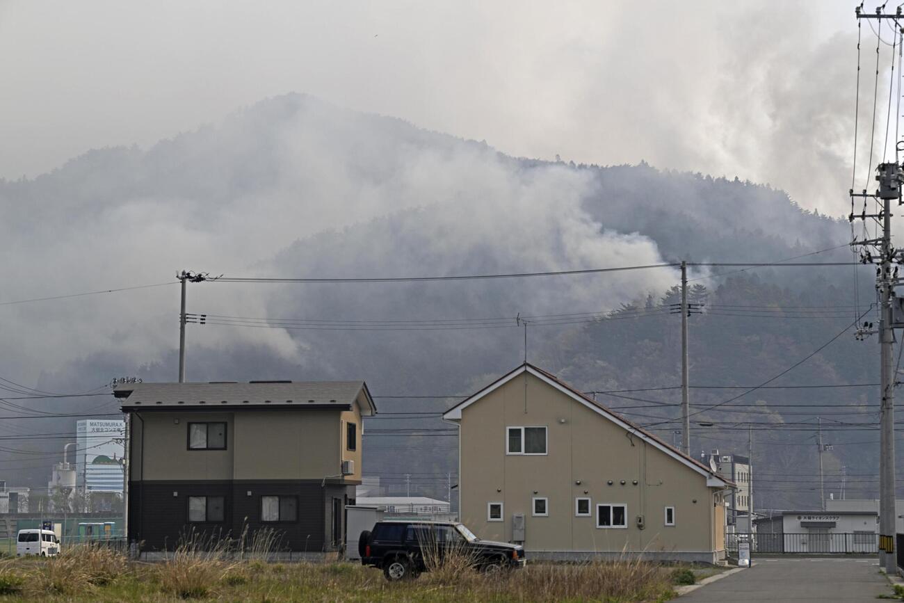 火災で煙が上がる岩手県大槌町の山林＝24日午前(共同)