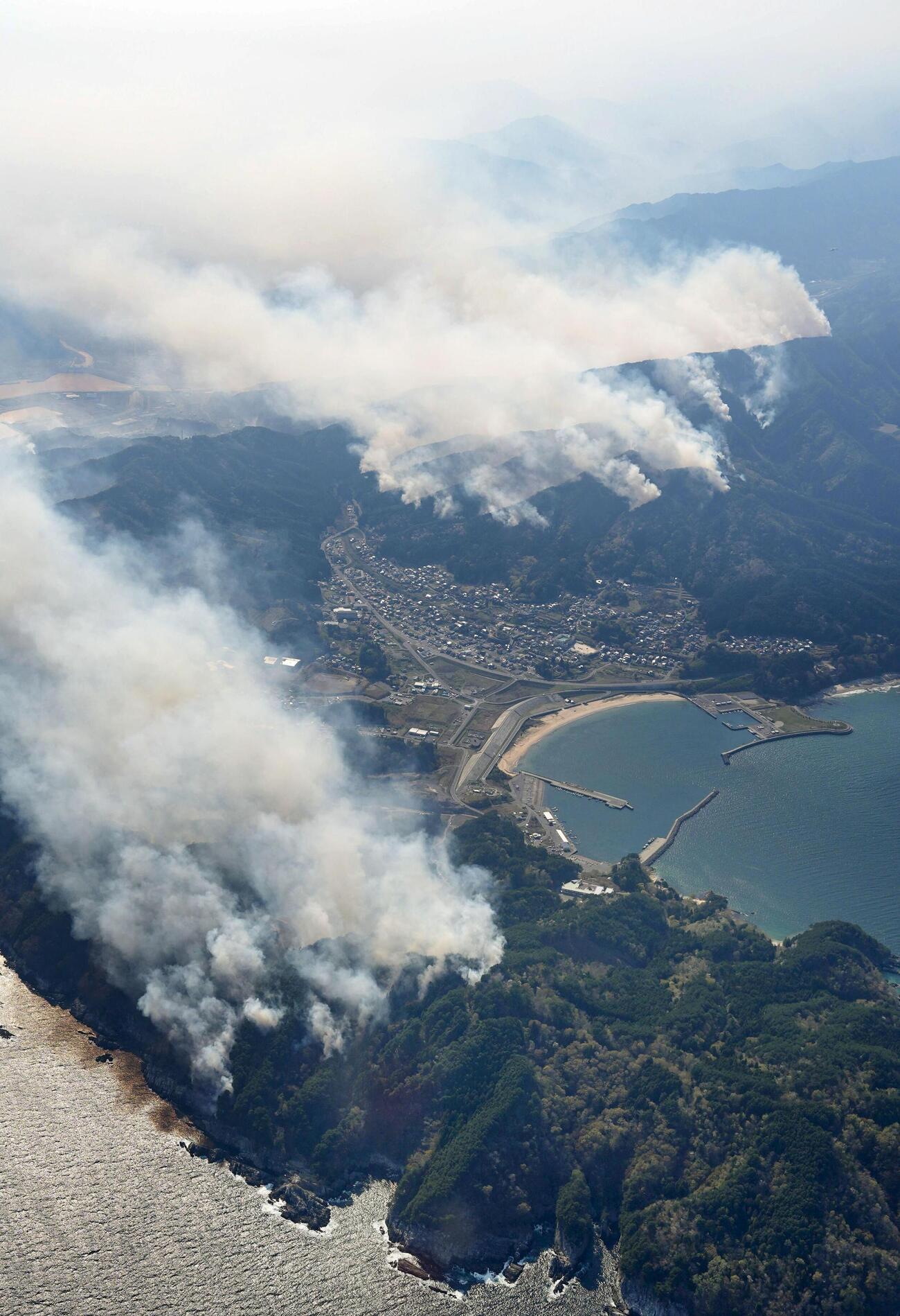 白煙が上がる岩手県大槌町の山林火災現場。延焼が広がり、平成以降で国内2番目の規模となった＝24日午後（共同通信社機から）(共同)