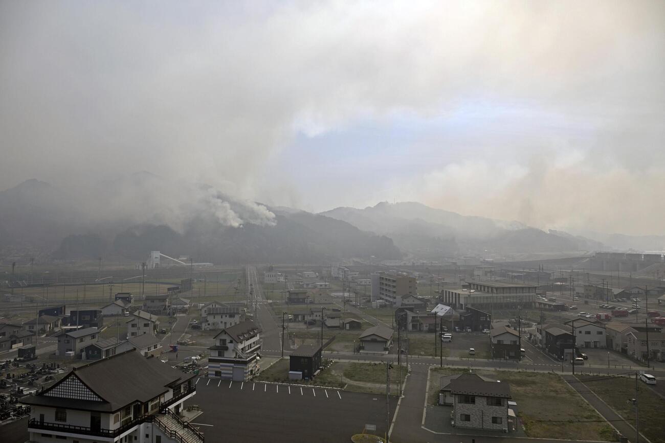 火災で煙が上がる岩手県大槌町の山林＝24日午前(共同)