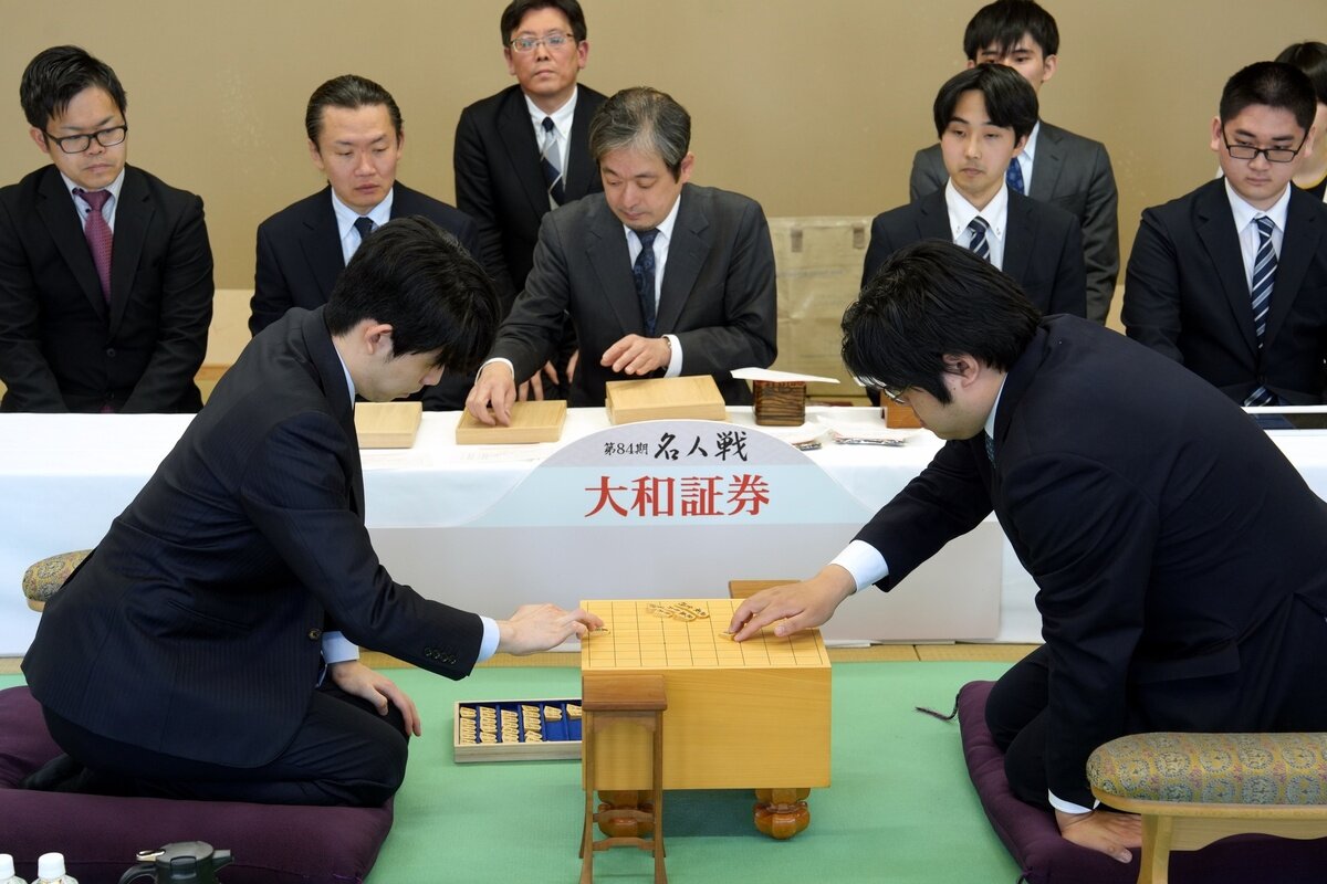 名人戦第2局の前日検分を行う藤井聡太名人（左）と糸谷哲郎九段（右、日本将棋連盟提供）