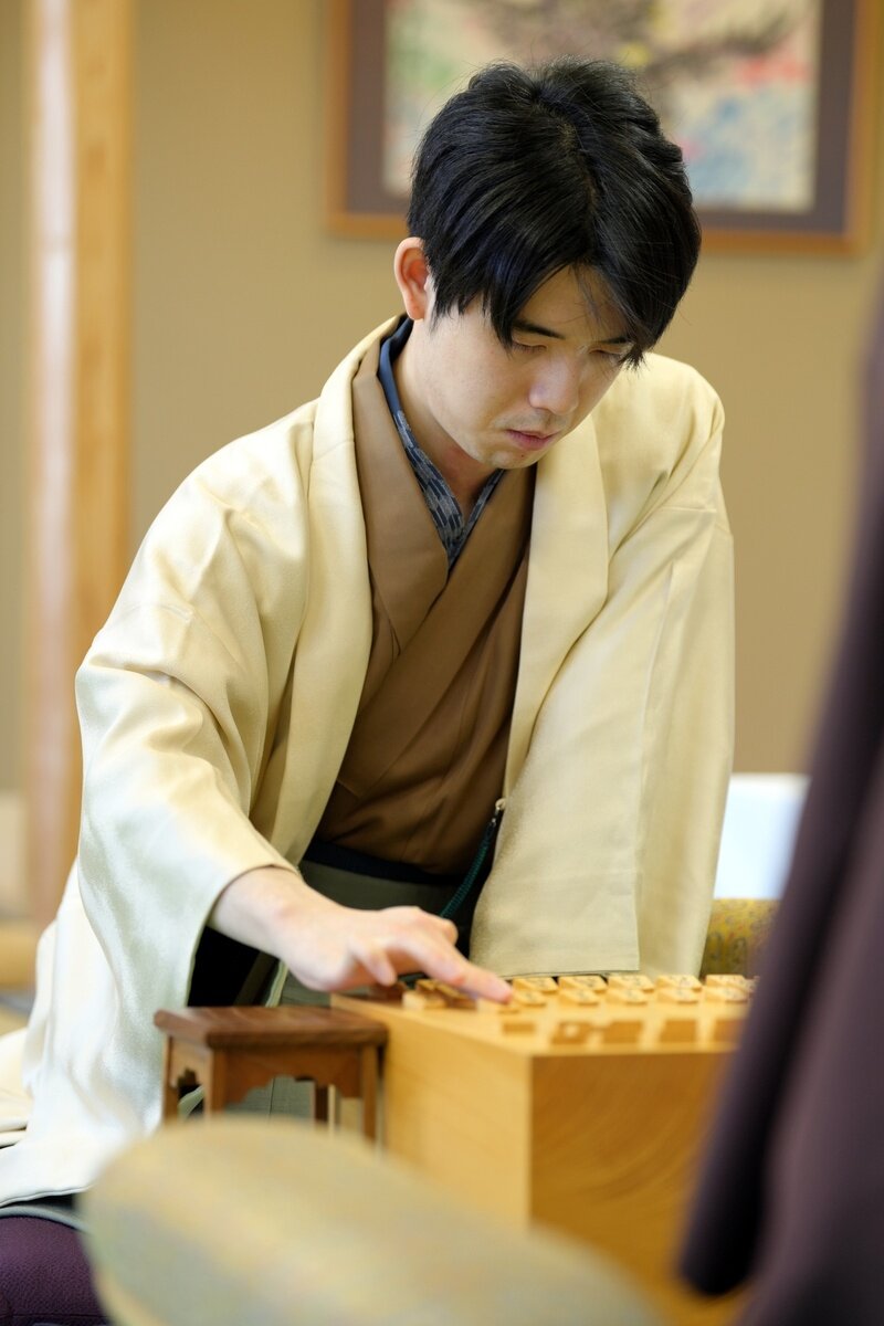 初めて訪れた青森で連勝を目指す藤井聡太名人（日本将棋連盟提供）