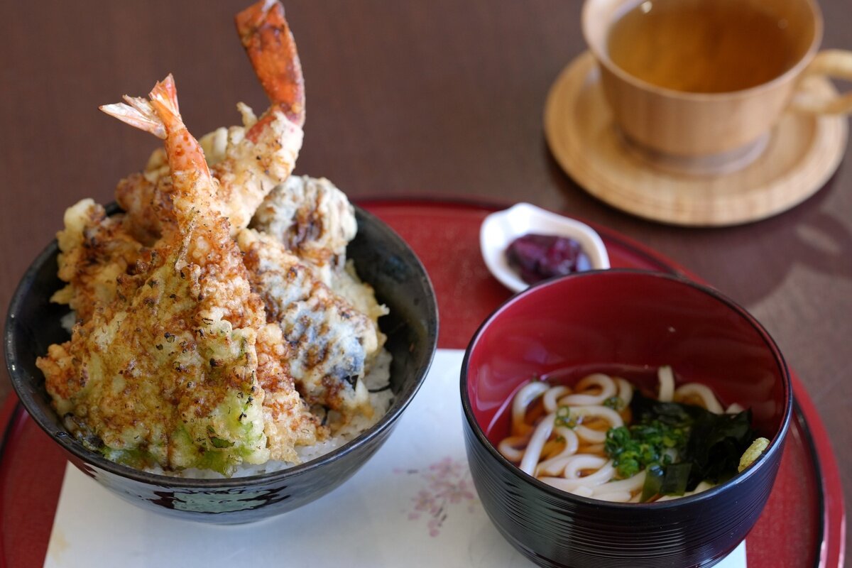 糸谷哲郎九段の初日ランチは「本ズワイガニとエビの天丼セット」と「雲谷育ちの自然栽培ハーブティー」（日本将棋連盟提供）