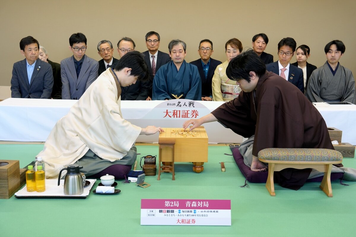 47年ぶりに青森で開催された将棋名人戦は藤井聡太名人（左）が先手。右は後手の糸谷哲郎九段（日本将棋連盟提供）
