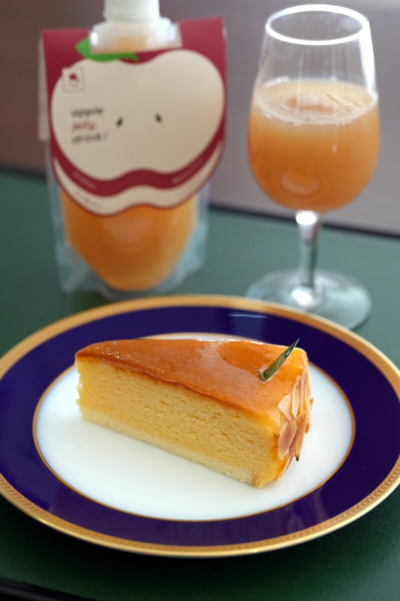 藤井聡太名人の初日午後おやつはチーズケーキと飲むりんごジュレ（日本将棋連盟提供）
