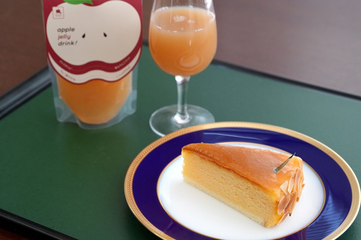 藤井聡太名人の初日午後おやつはチーズケーキと飲むりんごジュレ（日本将棋連盟提供）
