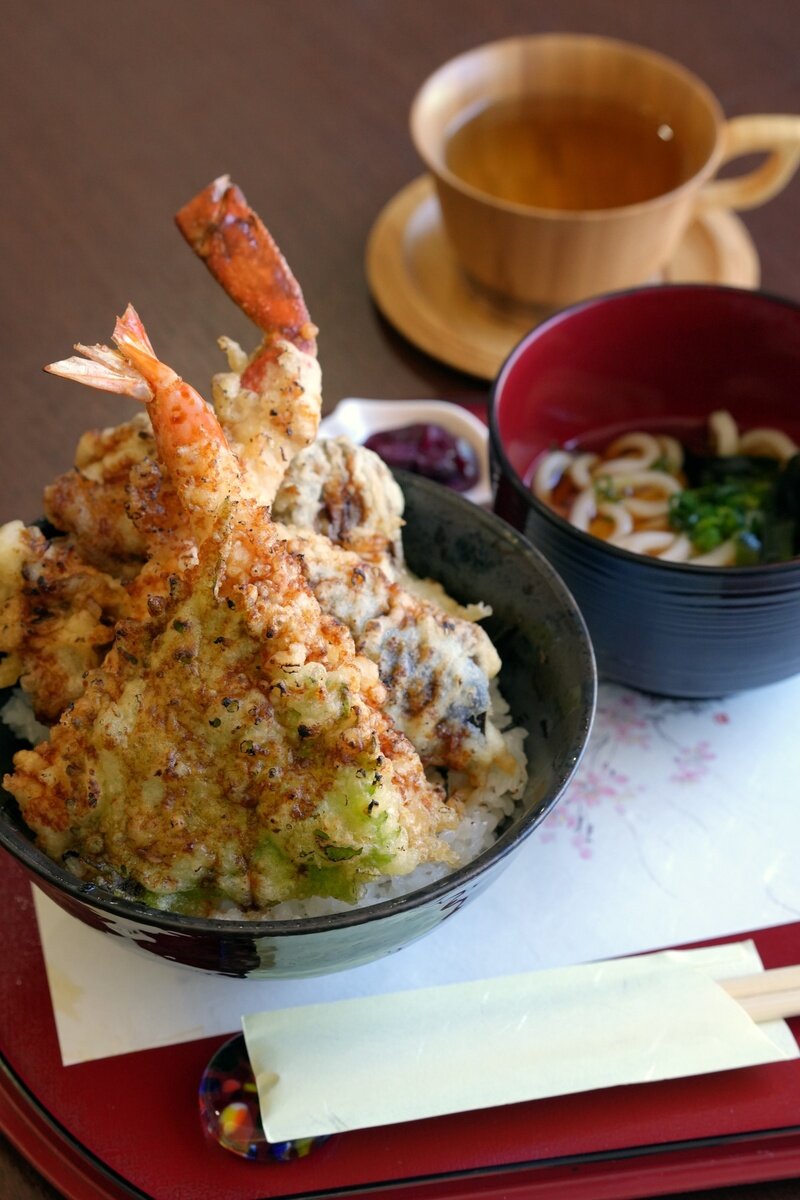 糸谷哲郎九段の初日ランチは「本ズワイガニとエビの天丼セット」と「雲谷育ちの自然栽培ハーブティー」（日本将棋連盟提供）