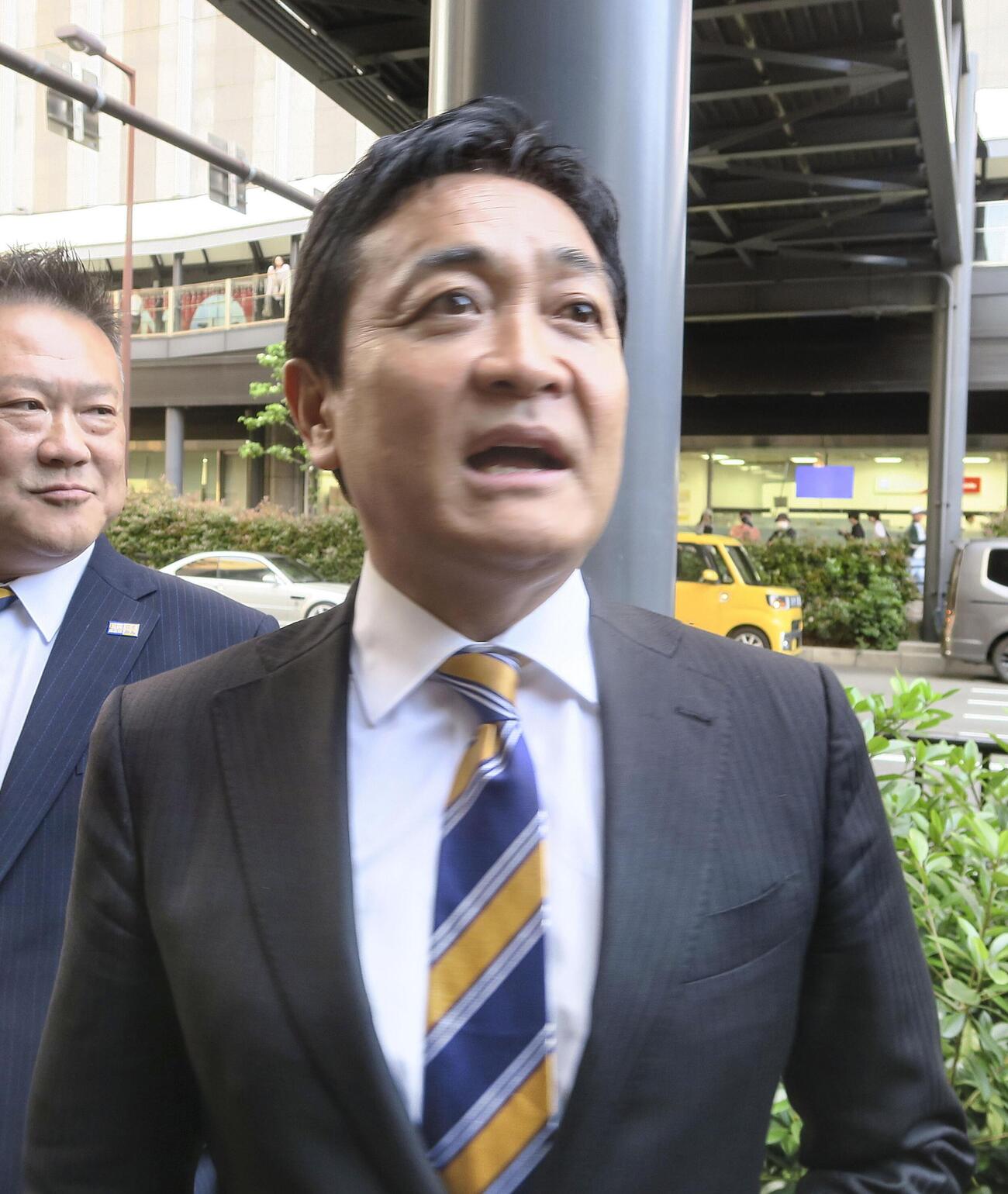 大阪市で記者団の取材に応じる国民民主党の玉木代表（共同）